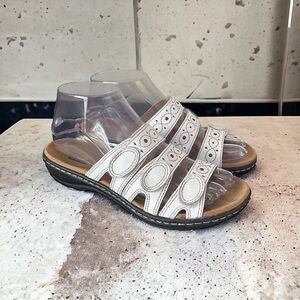 Collection by Clarks Womens Soft Cushion White Slip On Strappy Sandal Size 5.5